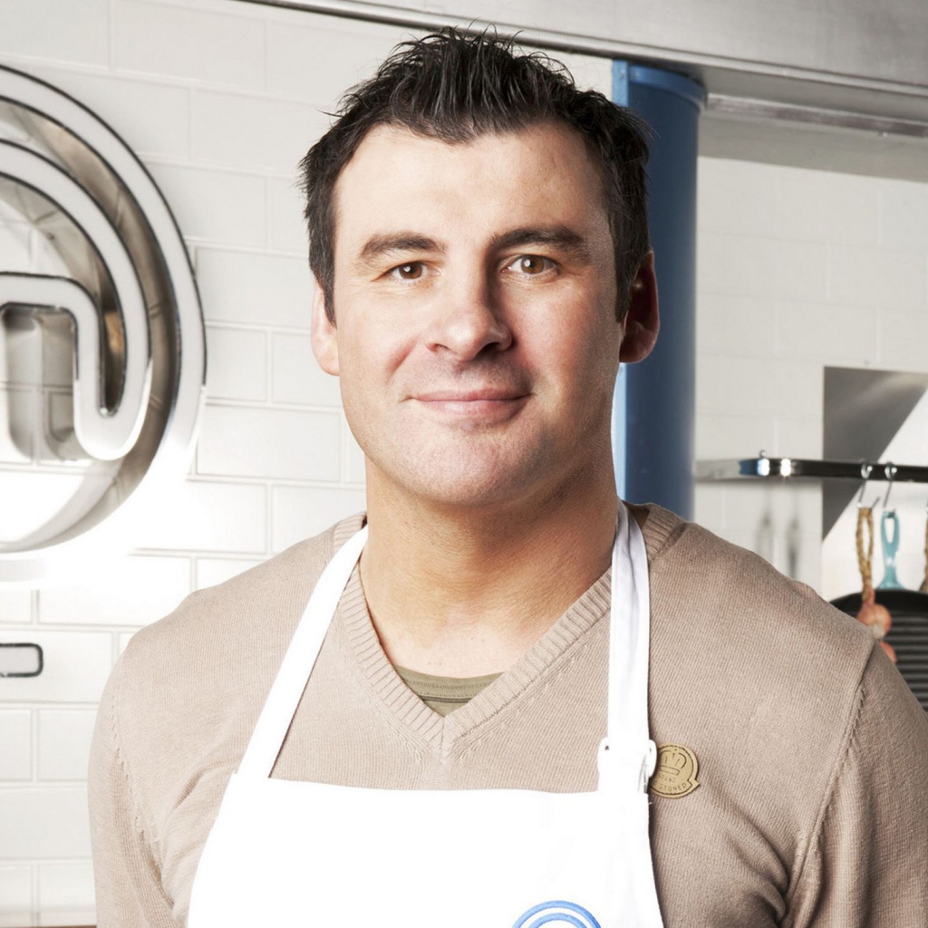 Боксер Джо Кальзаге на кухне