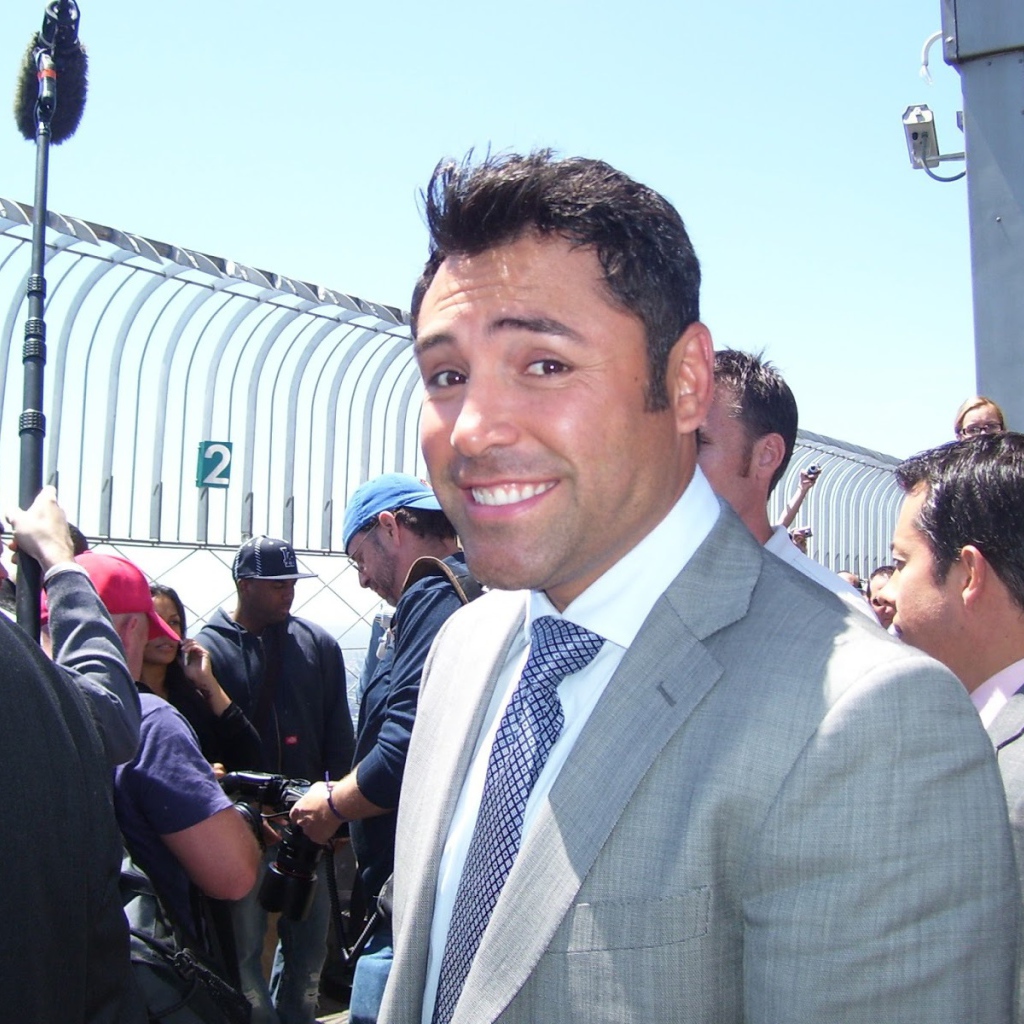 Боксер Оскар Дела Хойя в серебряном костюме