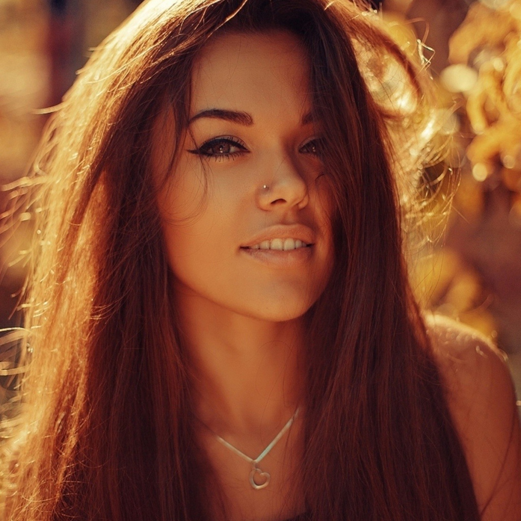 Девушка шатенка с пирсингом в носу