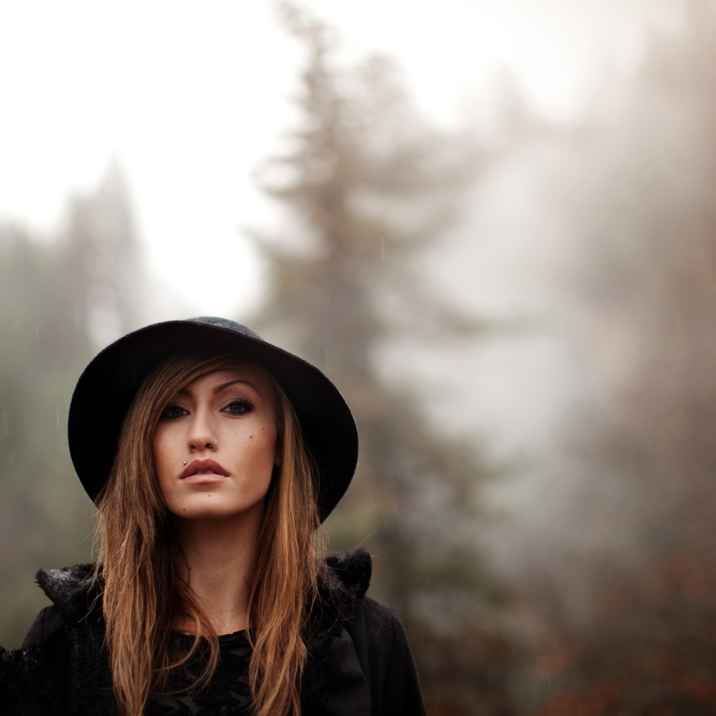 Девушка шатенка с пирсингом в носу и губе