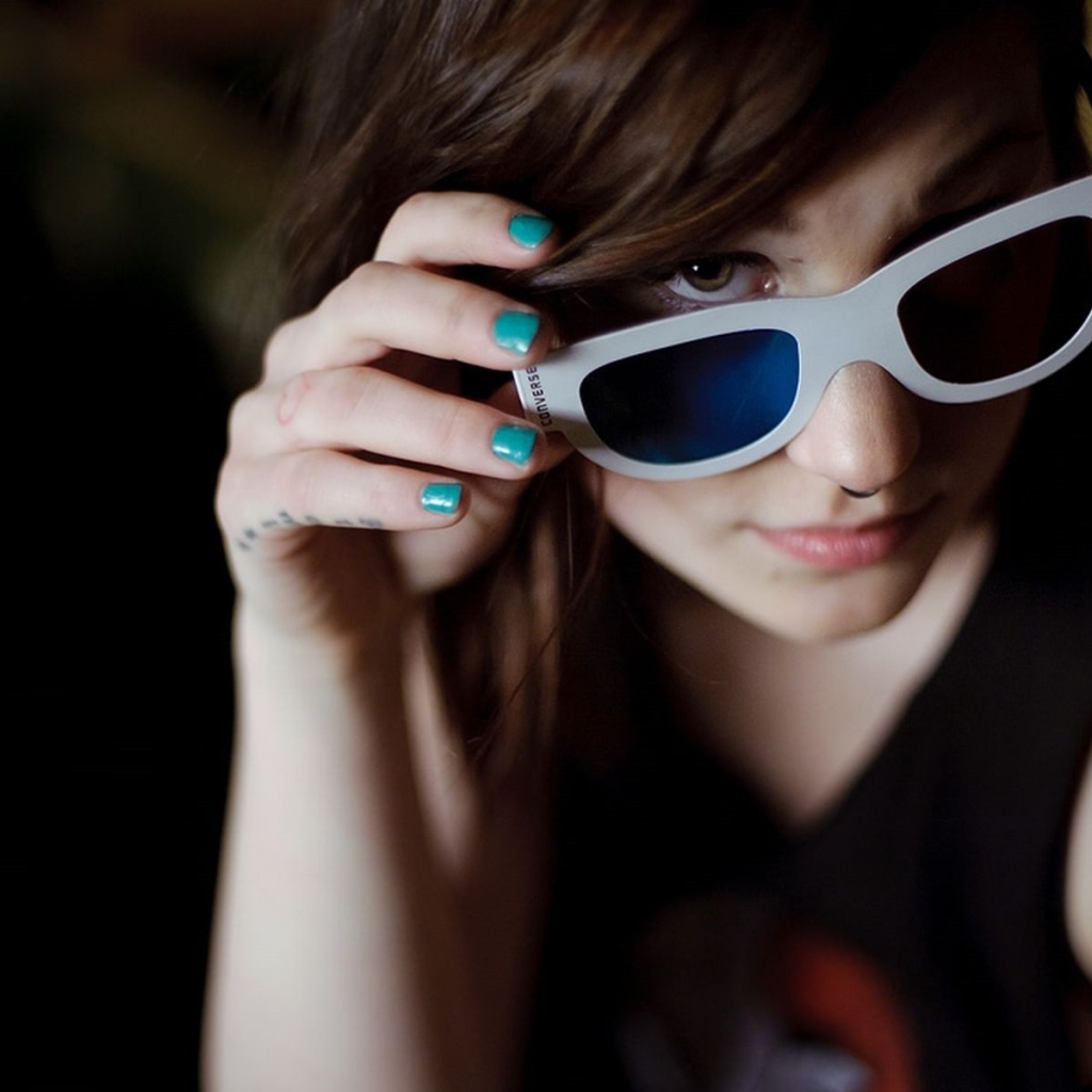 Девушка брюнетка в очках и с пирсингом в носу