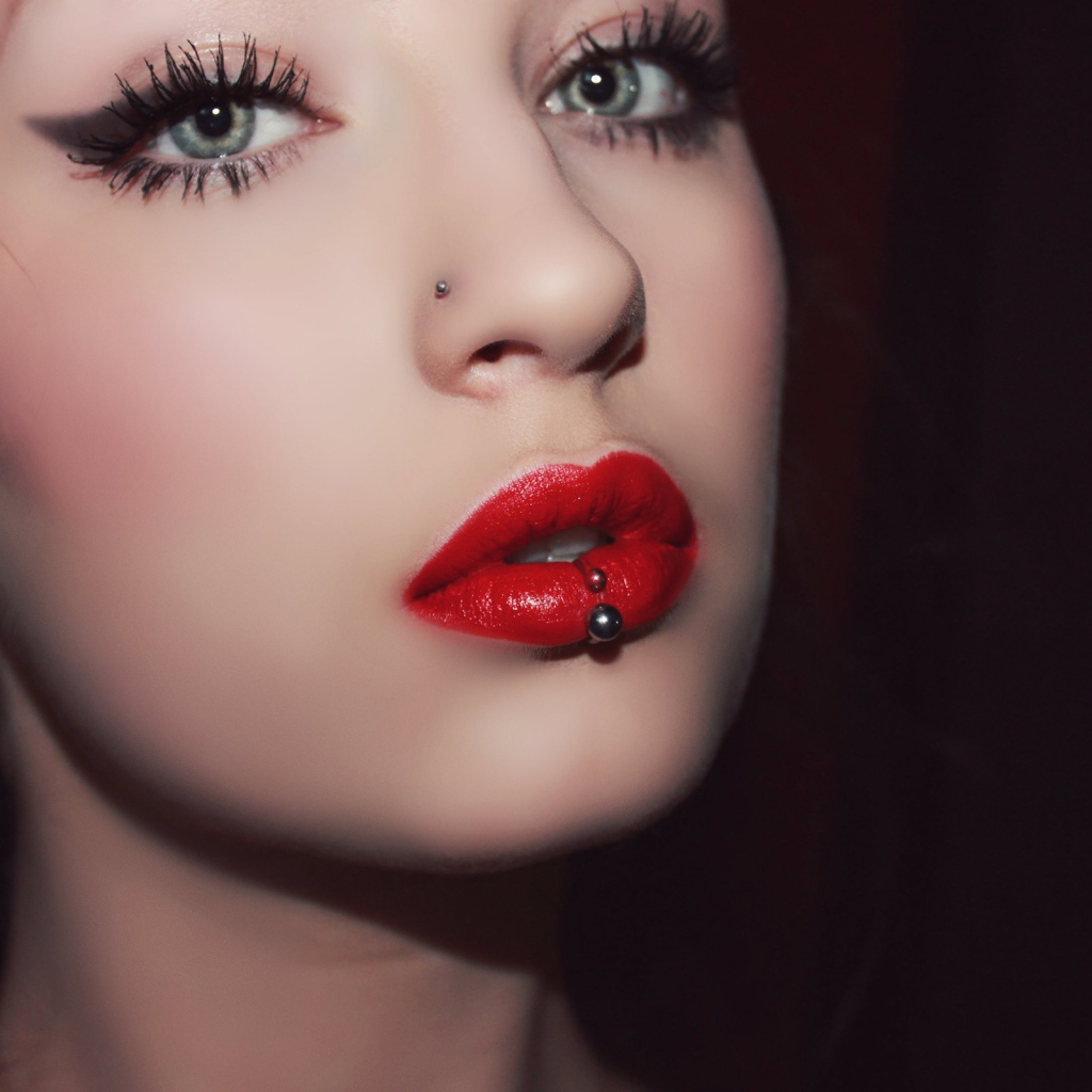 Девушка брюнетка с пирсингом в губе и носу
