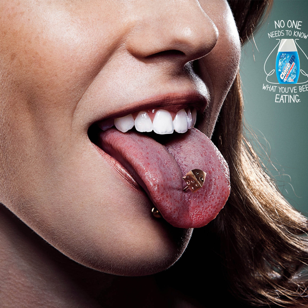 Девушка брюнетка с пирсингом в языке