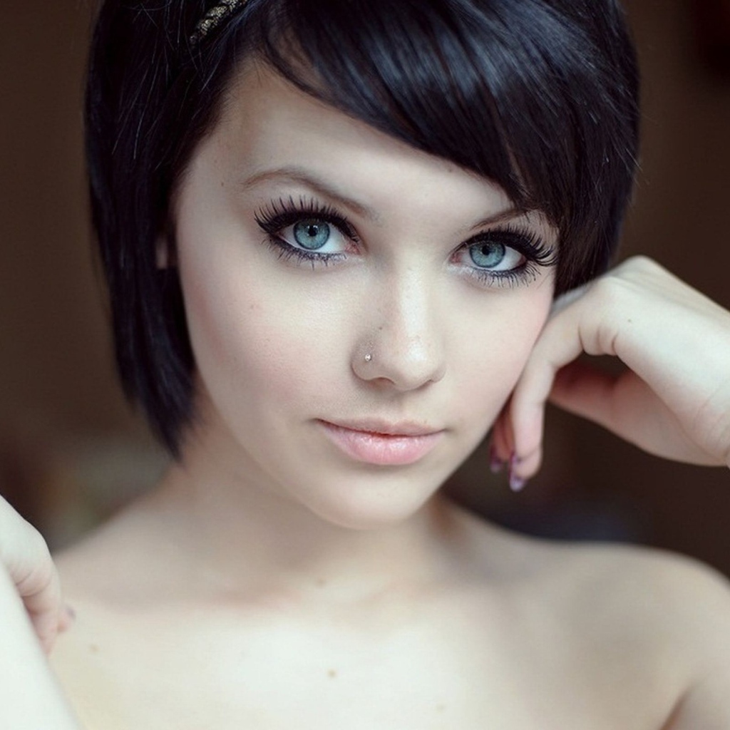 Девушка брюнетка с короткими волосами и пирсингом в носу