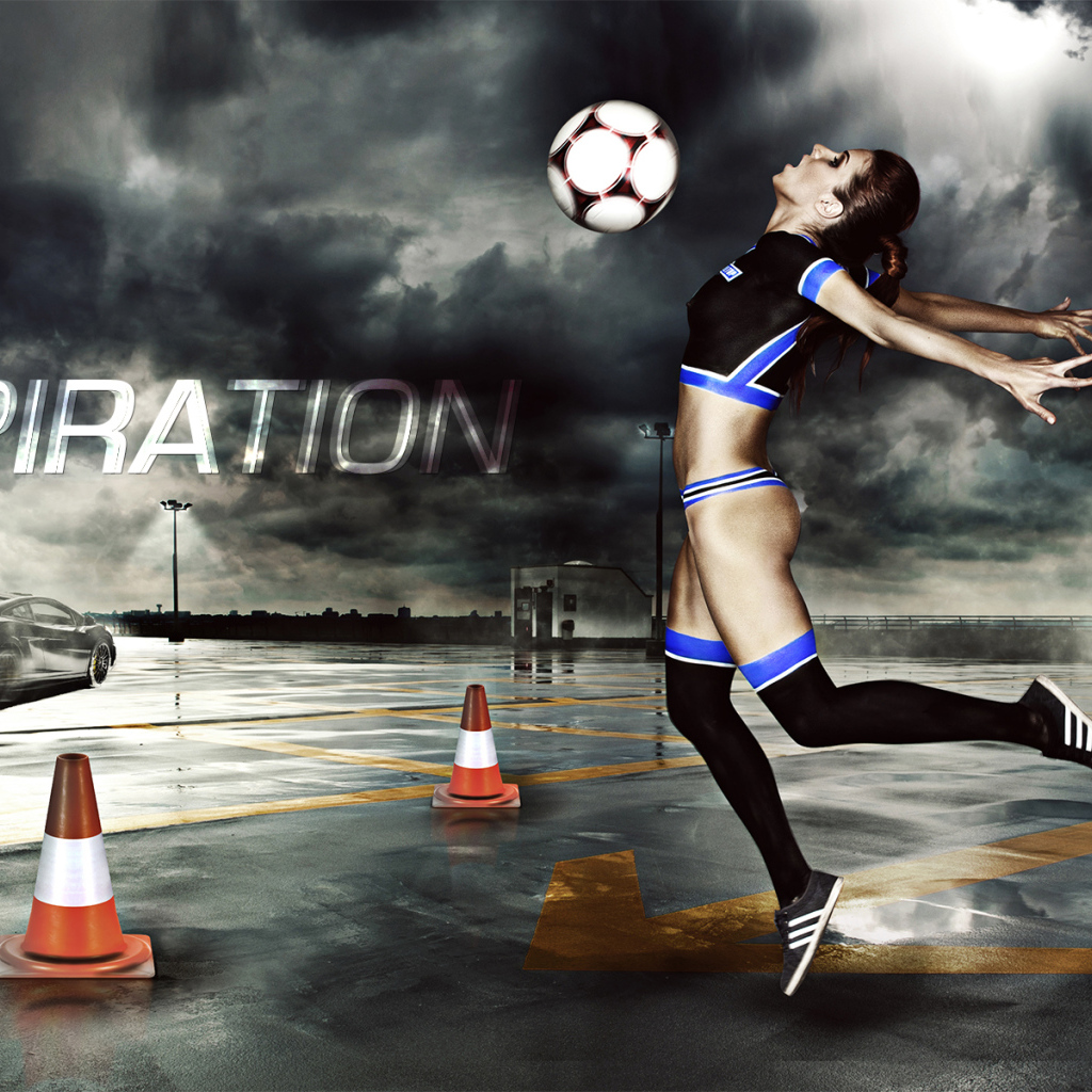 Брюнетка с футбольным мячом