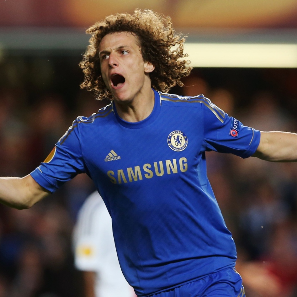 Челси Давид Луис на поле