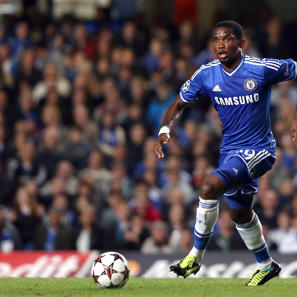  Челси Самуэль Etoo на футбольном поле