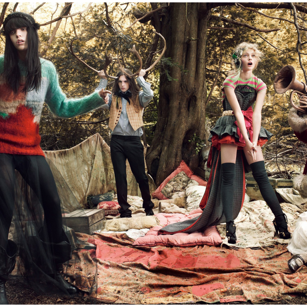 Креативная фотография людей в лесу