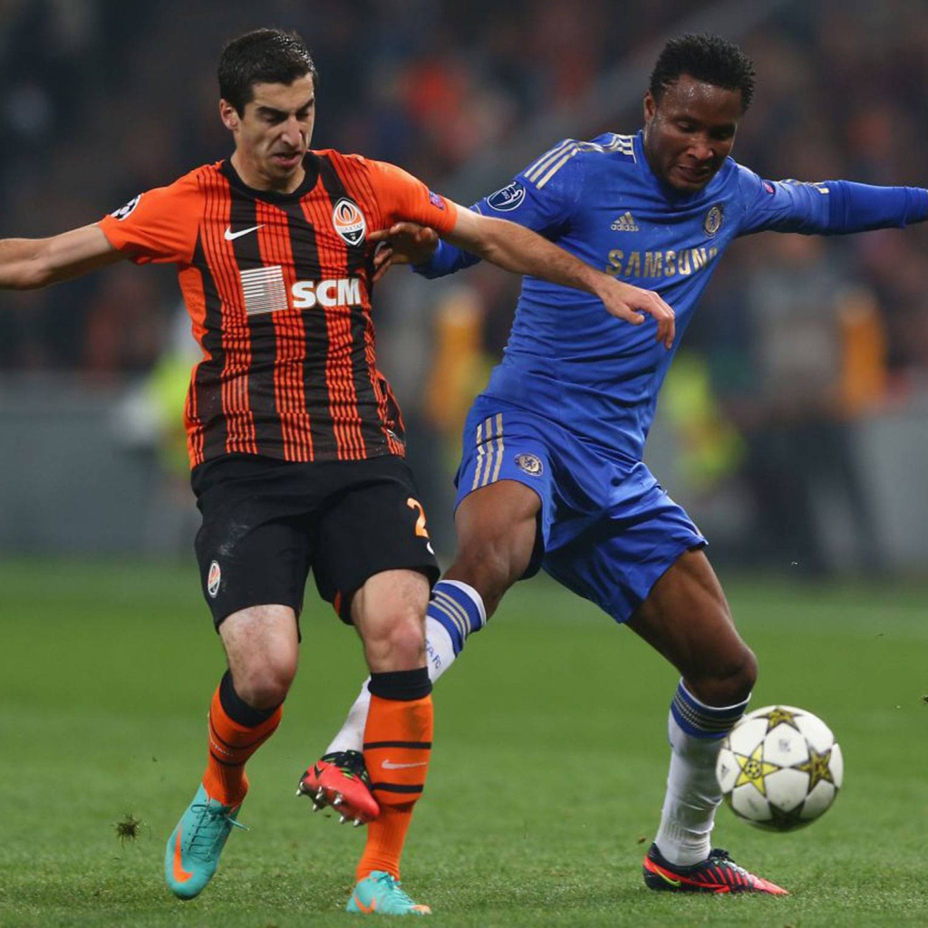 Дортмунд Генрих Мхитарян в борьбе за мяч