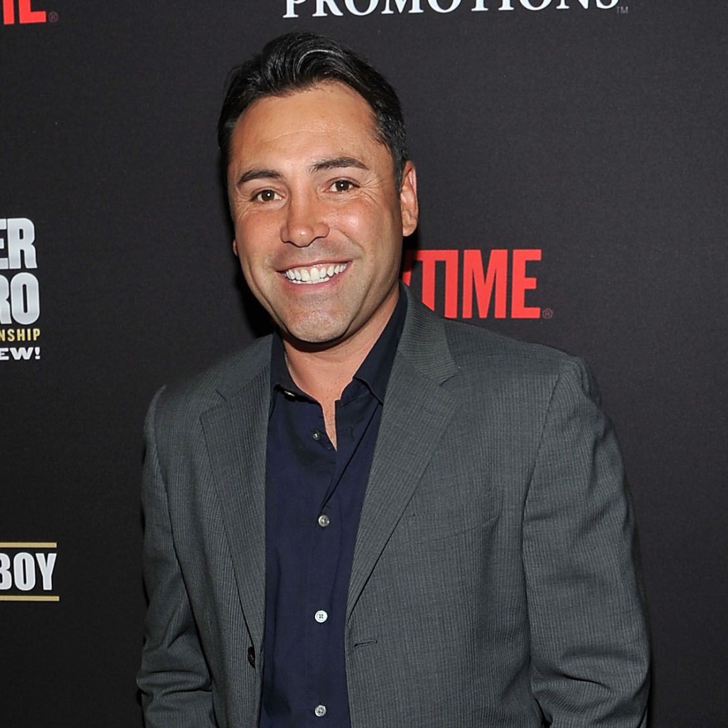 Известный боксер Оскар Дела Хойя улыбается