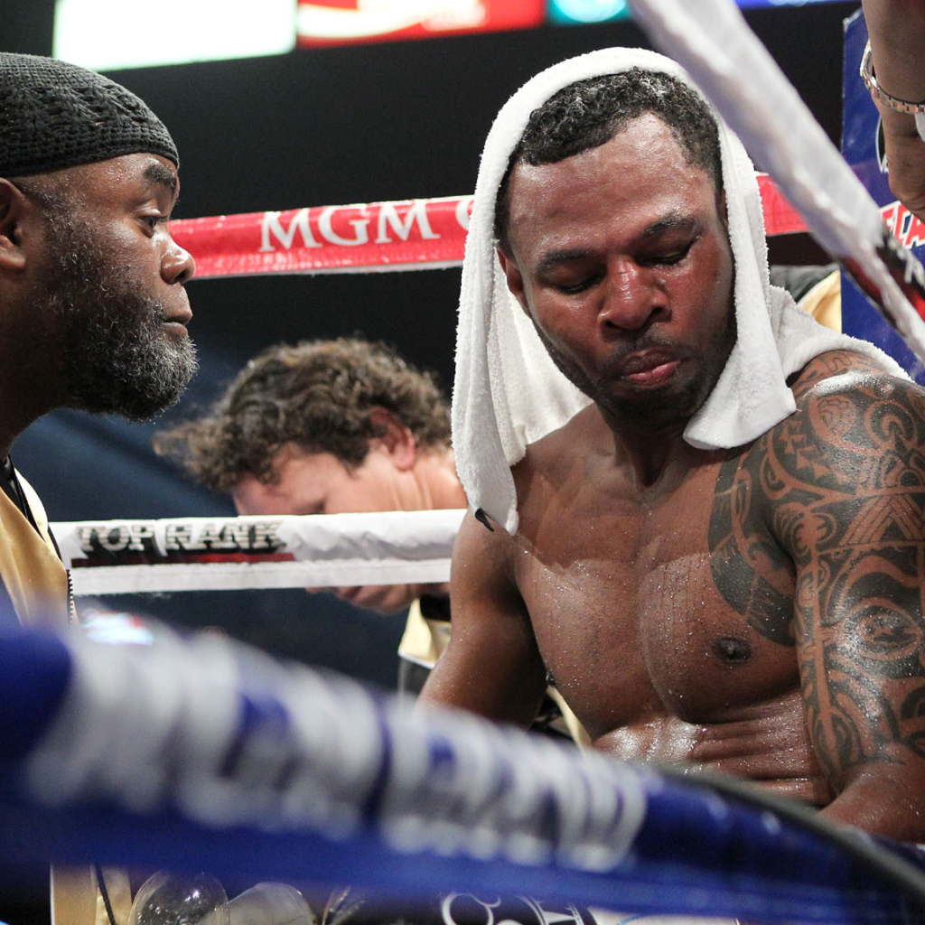 Известный боксер Шейн Мосли после третьего раунда