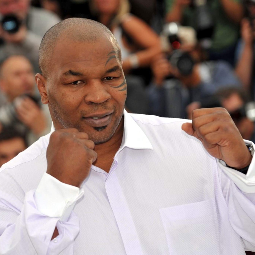 Известный Майк Тайсон в белой рубашке