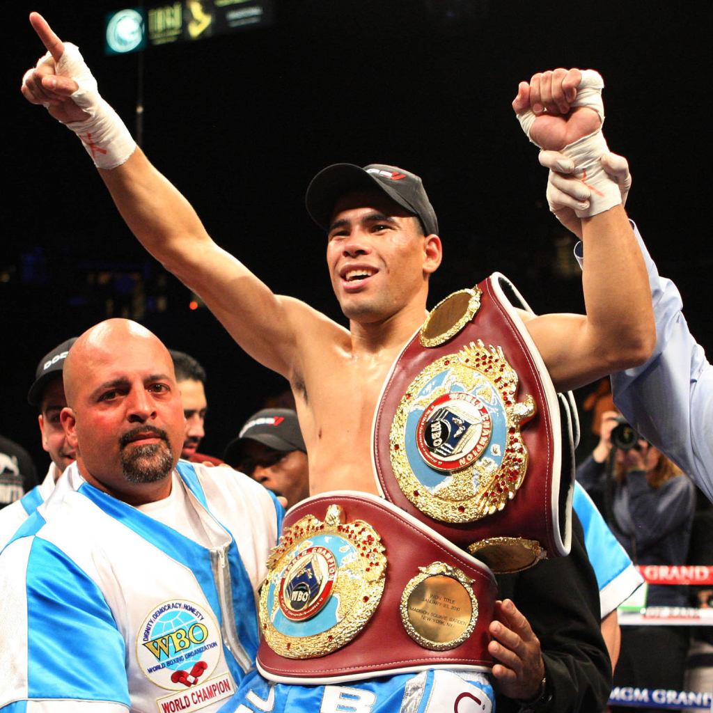 Известный боксер Феликс Тринидад и его пояса