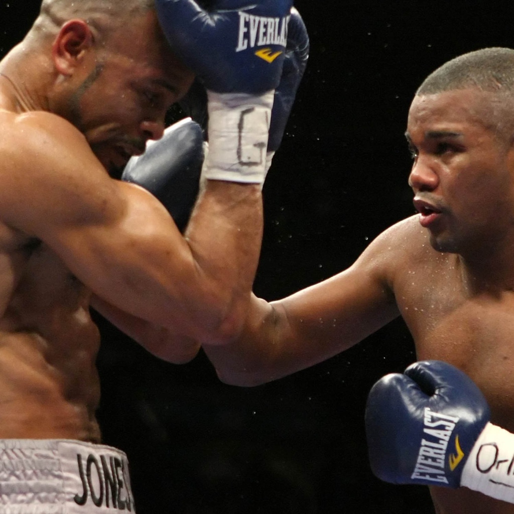 Известный боксер Феликс Тринидад выполняя апперкот