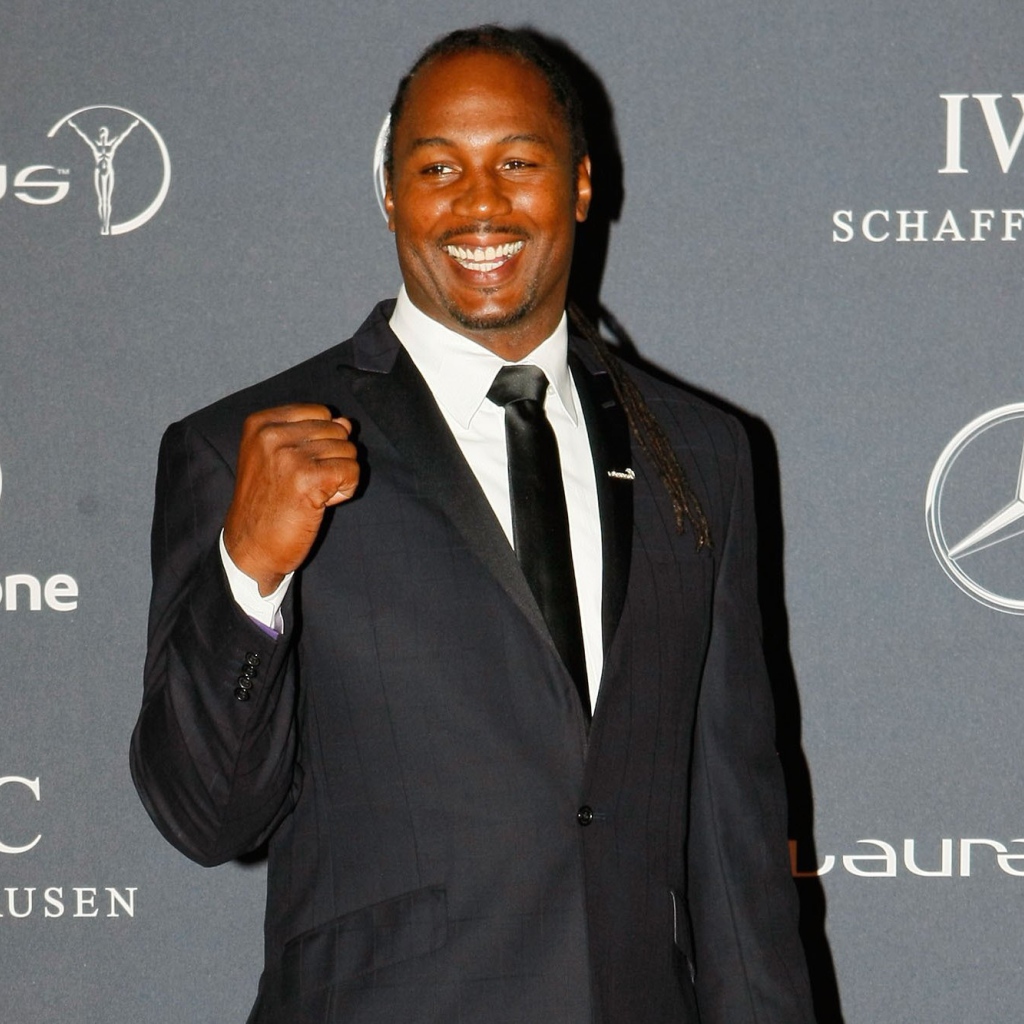 Известный боксер Леннокс Льюис в черном костюме