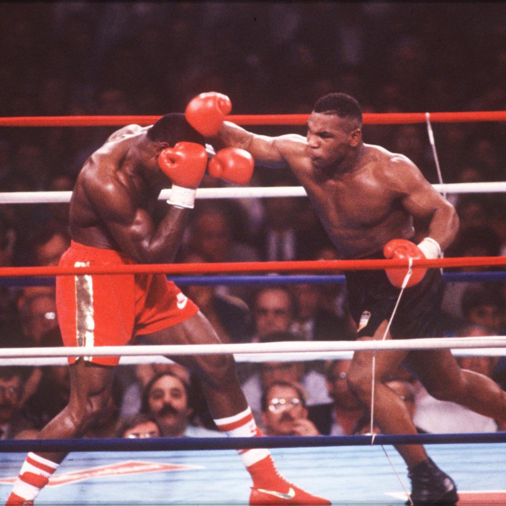 Известный боксер Майк Тайсон на ринге