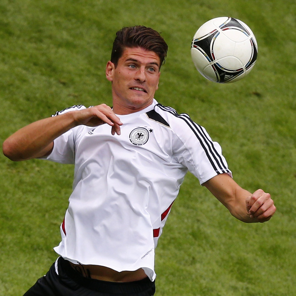  Фиорентина Марио Гомес пытался отбить мяч