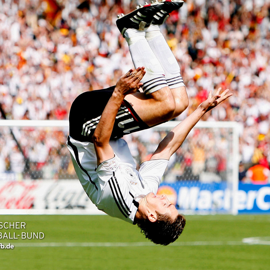 Футболист делает кульбит