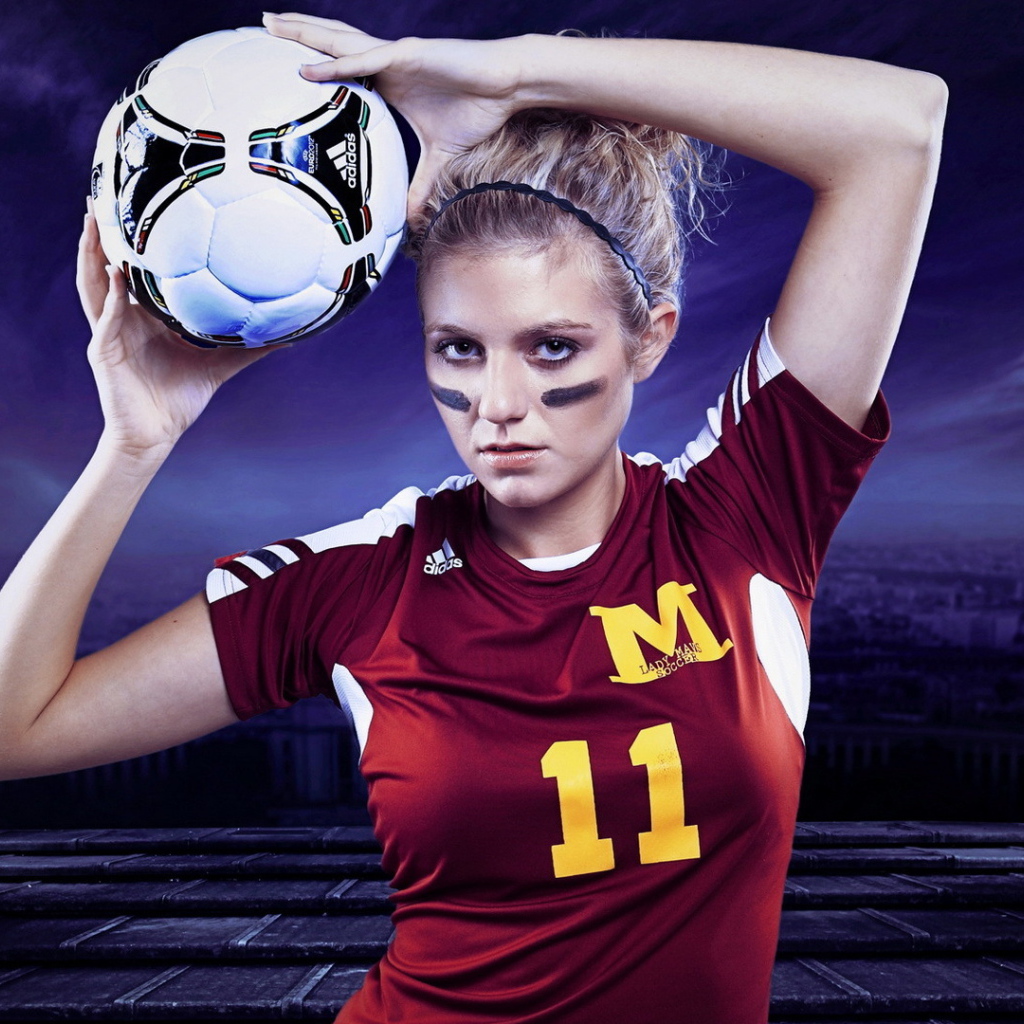 Футболистка со светлыми волосами