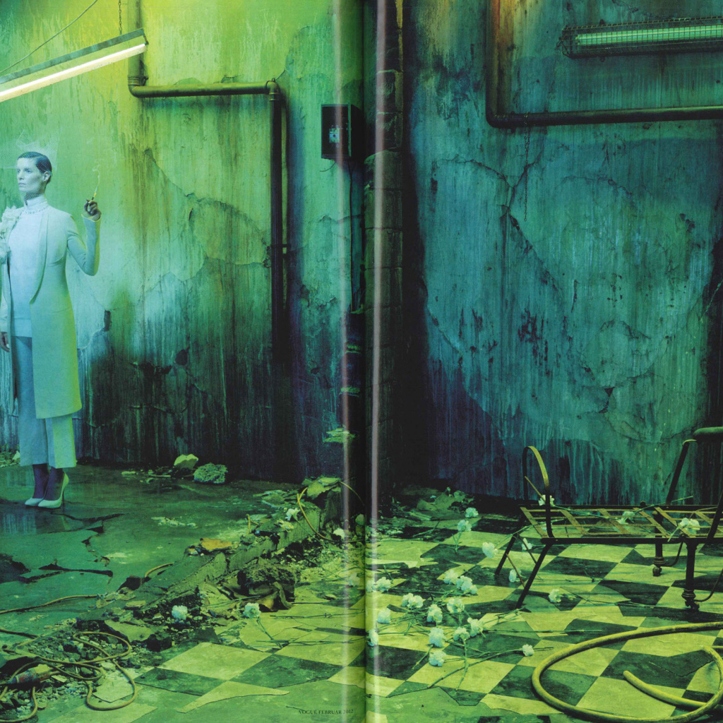 Призрак женщины в заброшенном доме