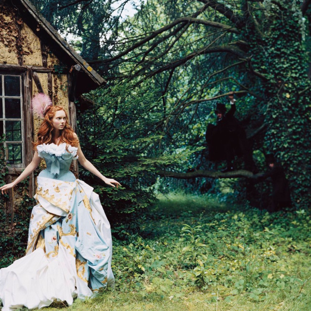 Призраки за окном дома