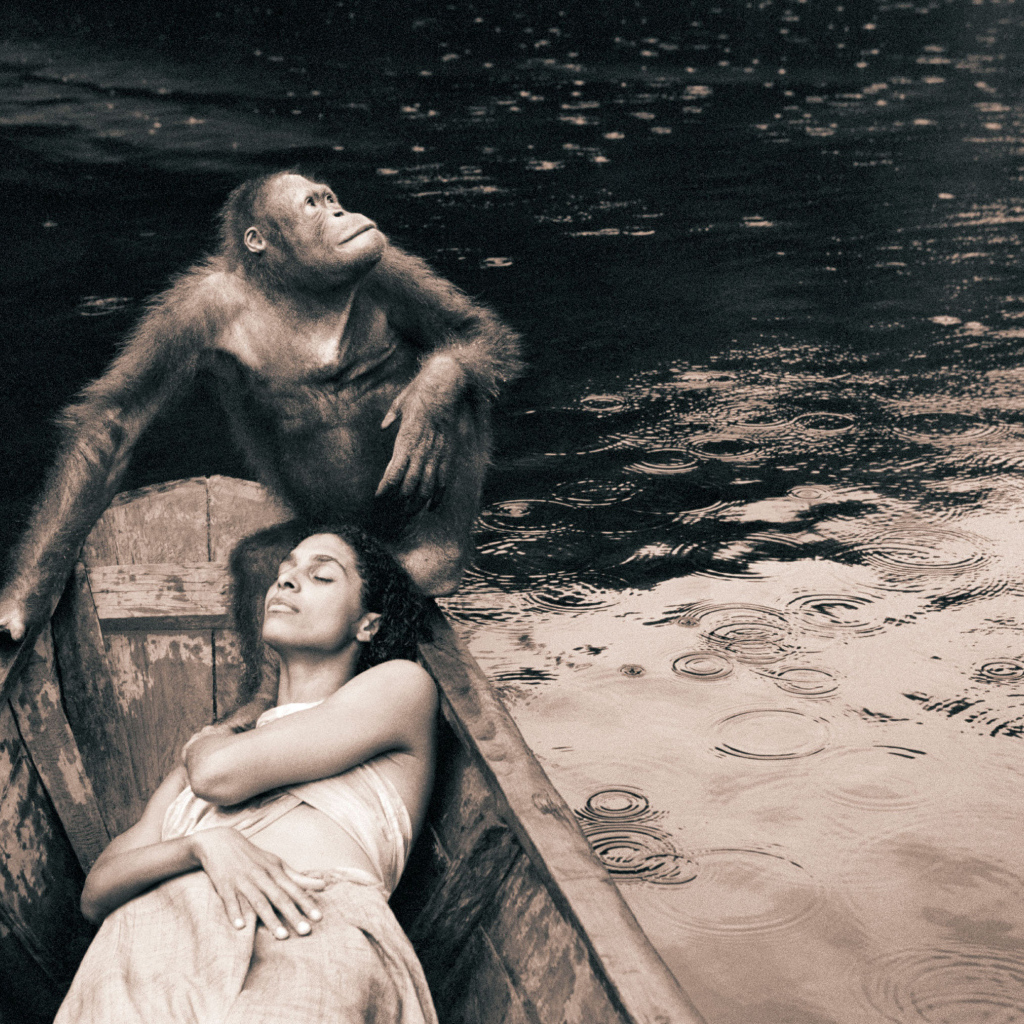 Девушка в лодке с обезьяной