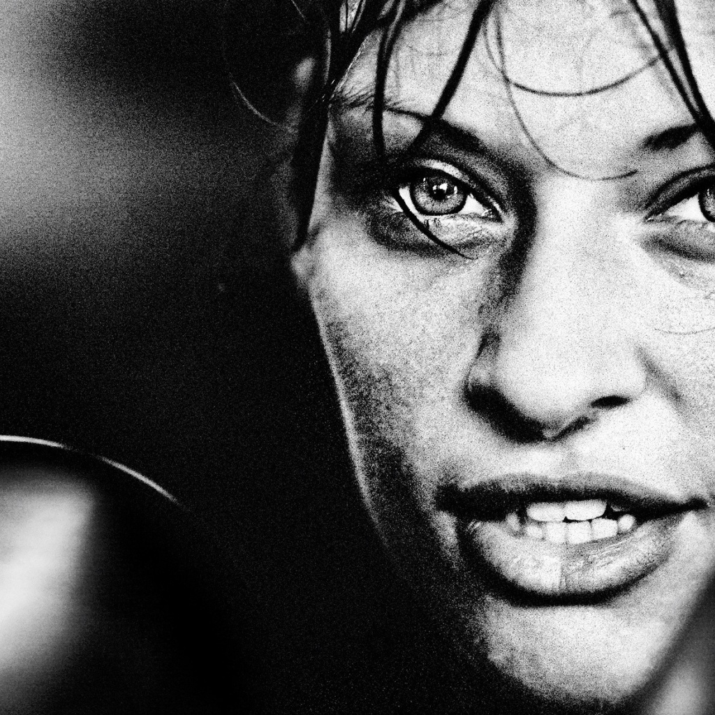 Девушка в боксёрских перчатках, чёрно-белое фото