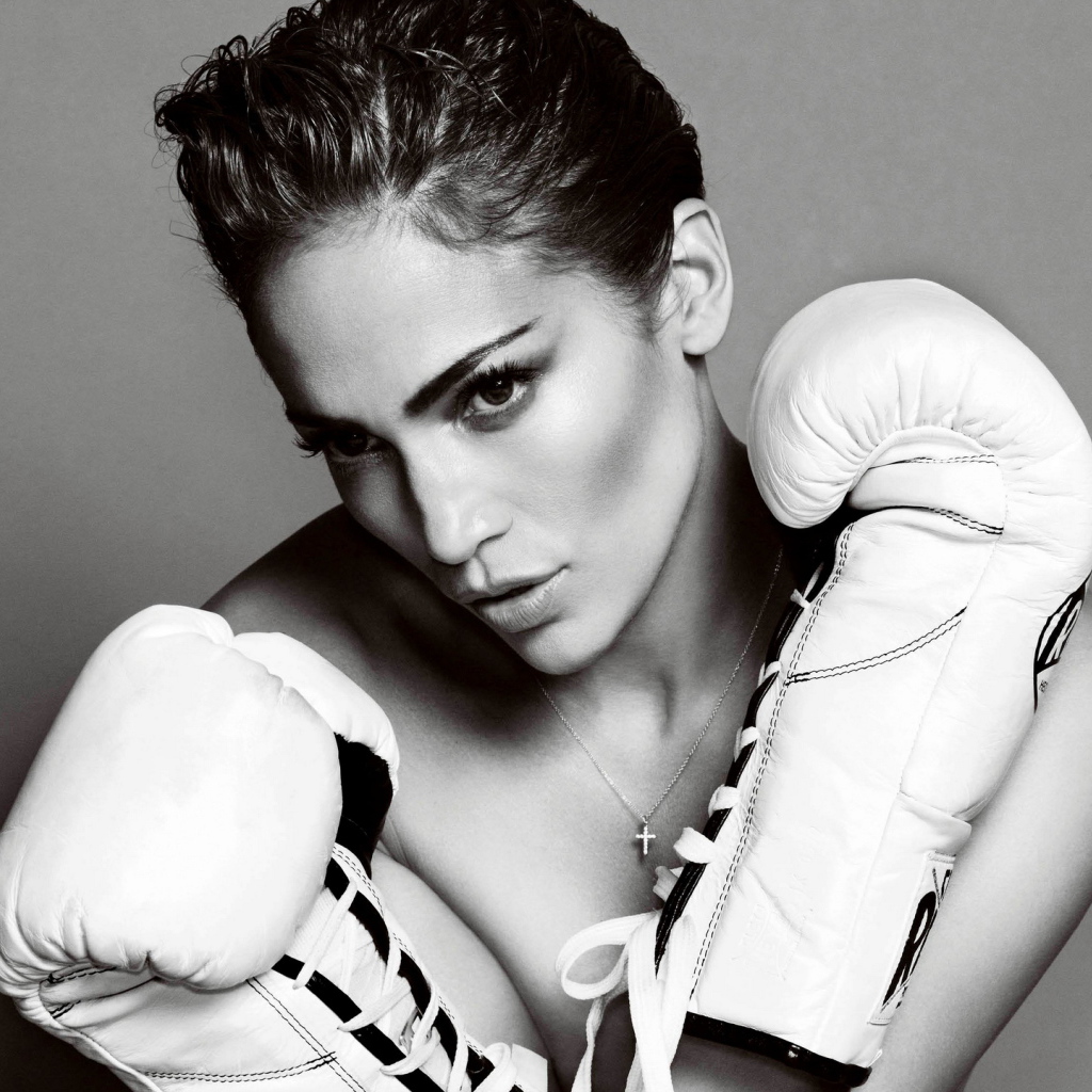 Девушка в белых боксерских перчатках
