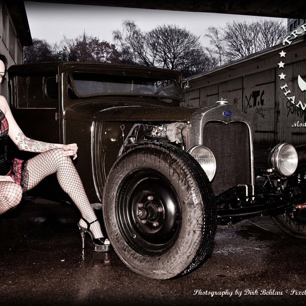 Девушка возле зеленого ретро авто