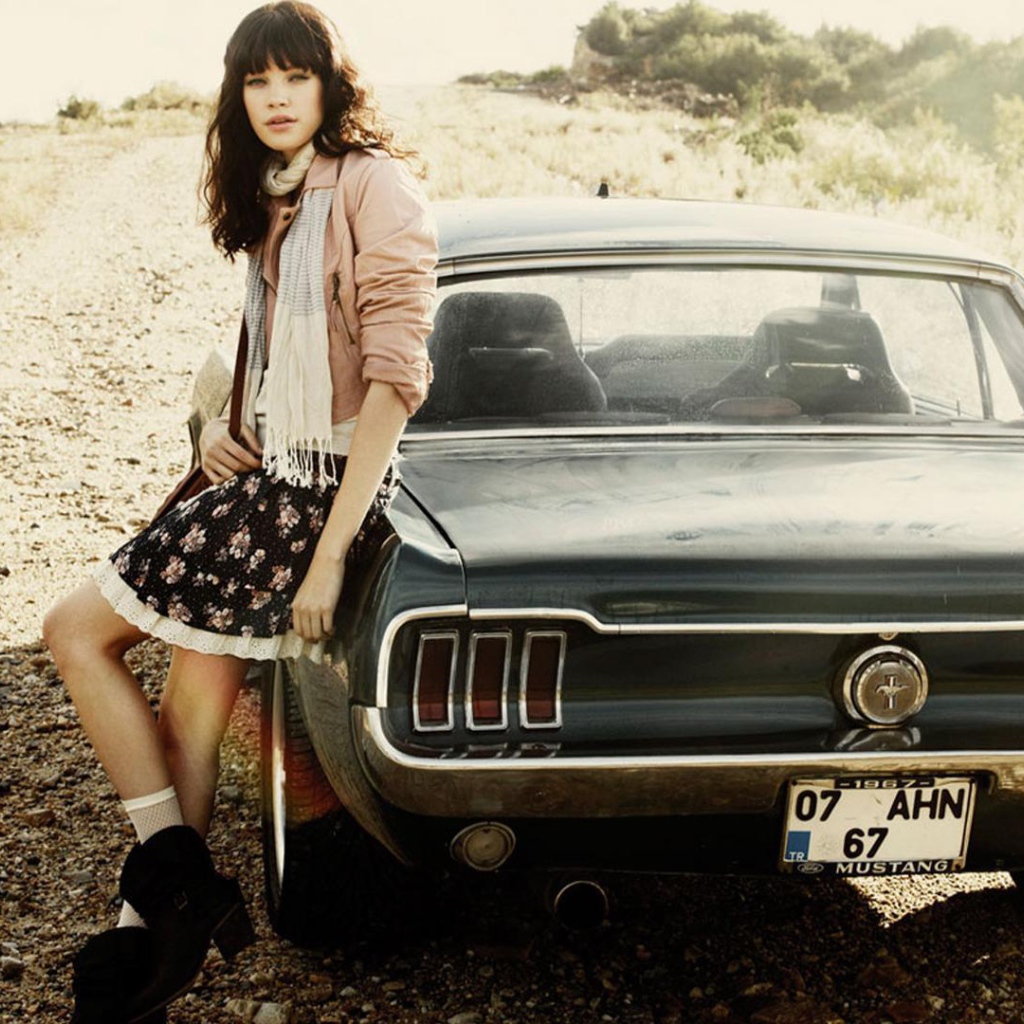 Девушка рядом с ретро машиной