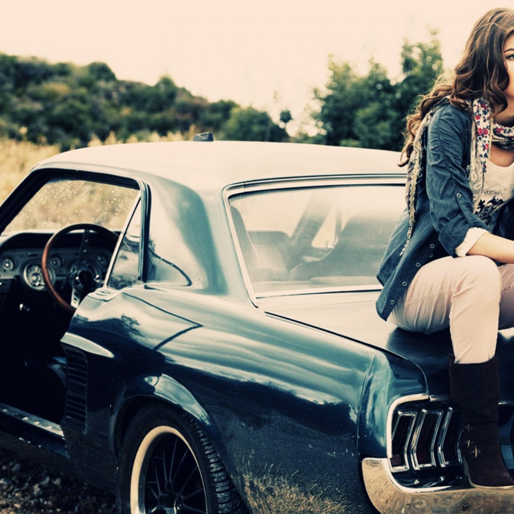 Девушка на классическом американском авто