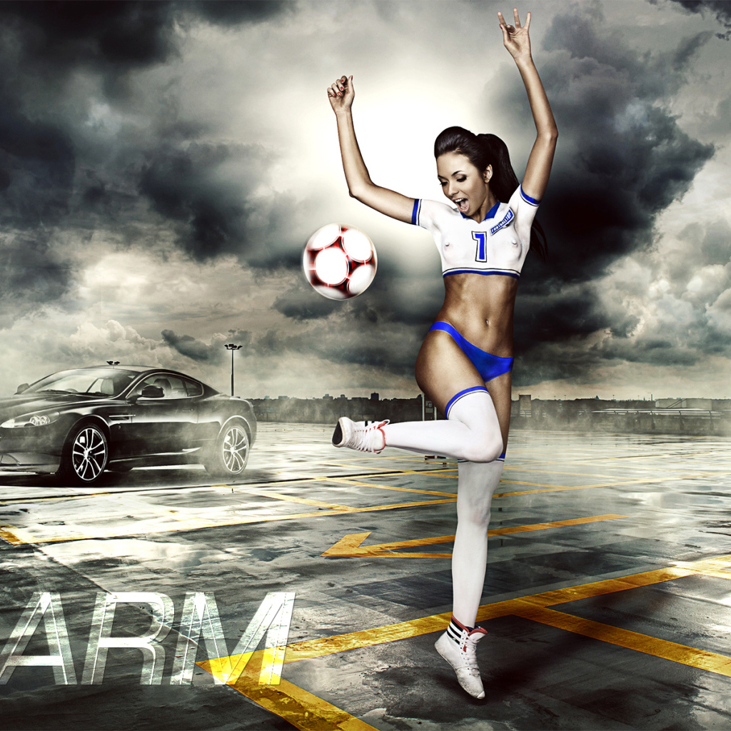 Девушка играет в футбол