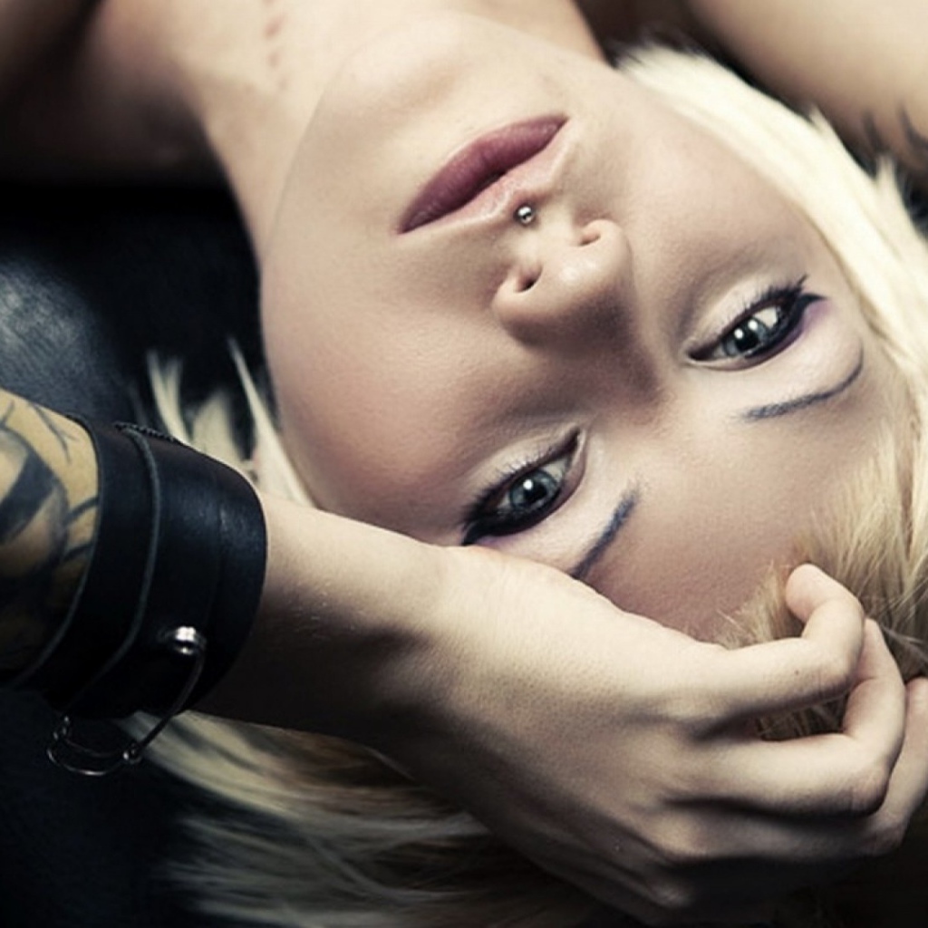 Девушка с тату на руке