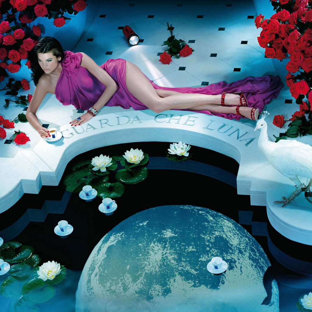 Девушка с цветами у бассейна