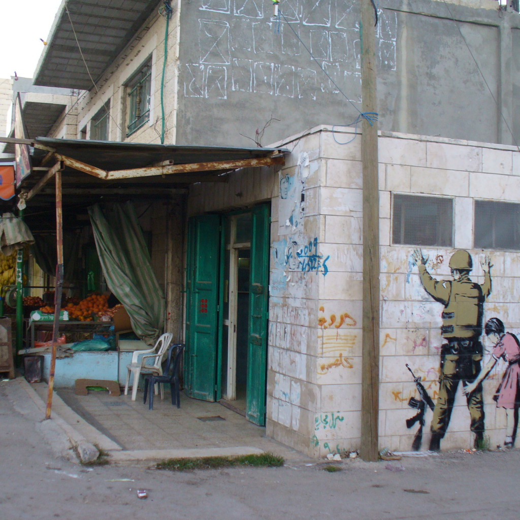 Граффити, военный и девочка, художник Бэнкси