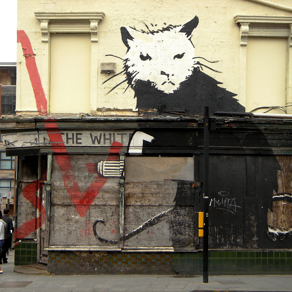 Граффити на здании, художник Бэнкси