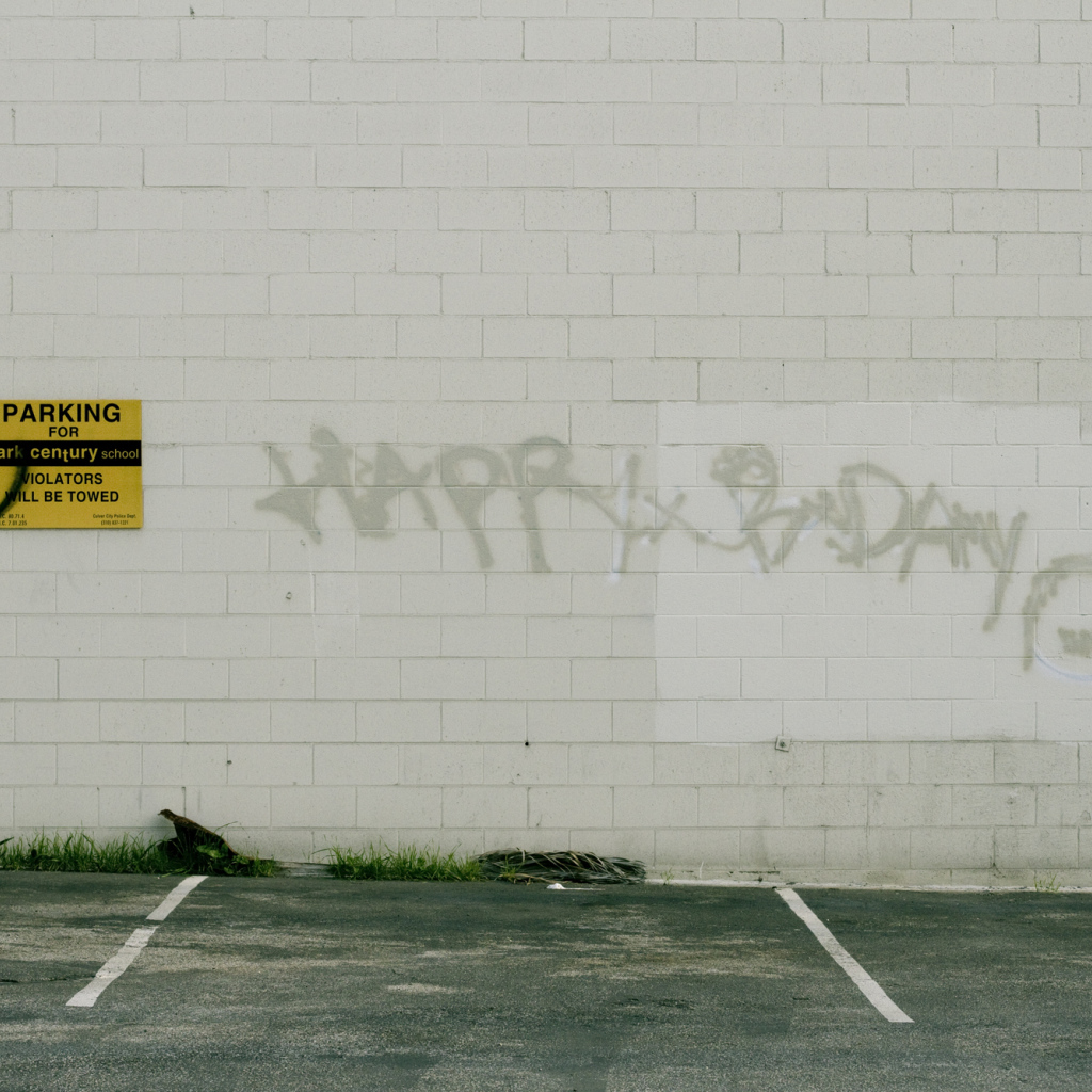 Граффити на белой стене, с днём рождения