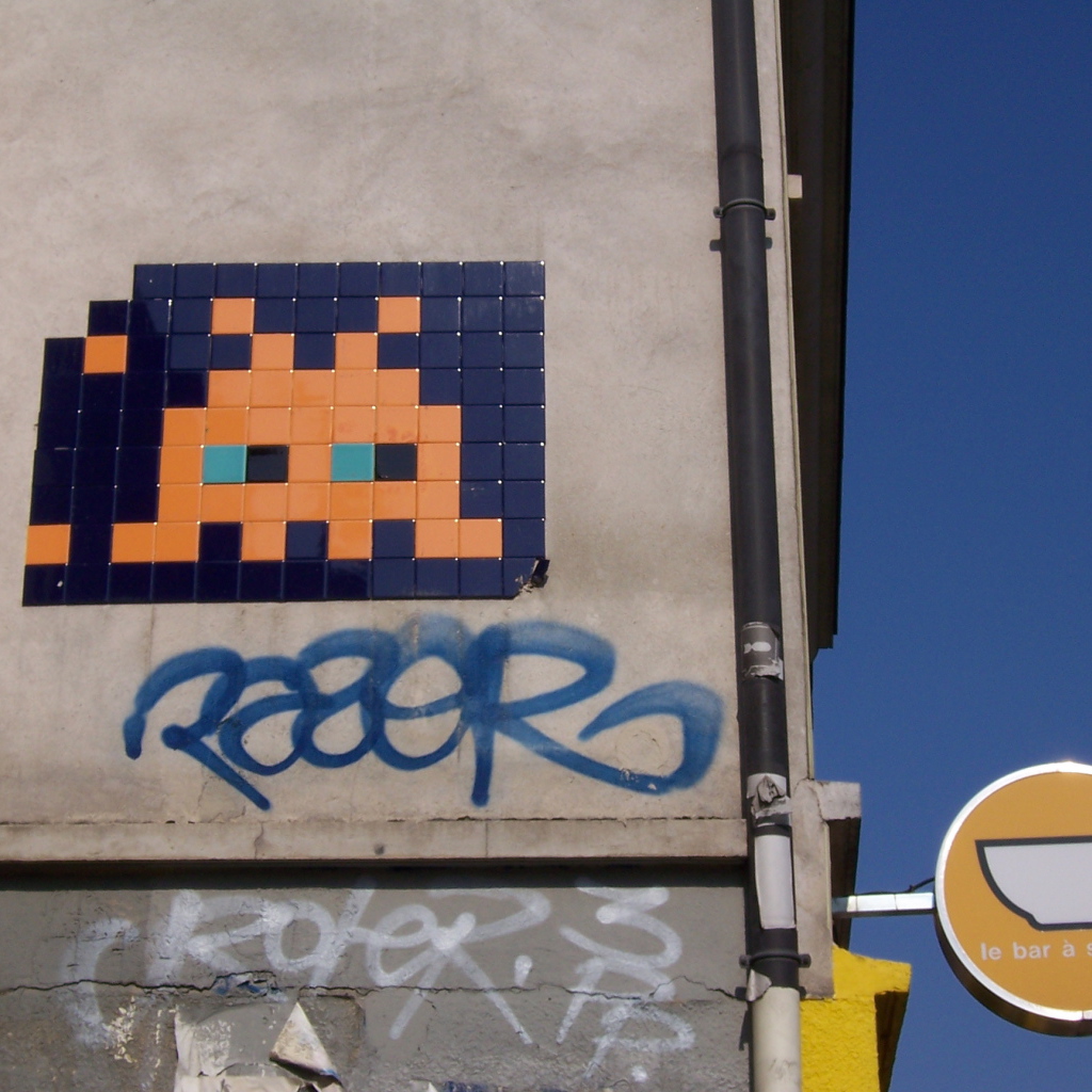 Граффити из плиток на стене