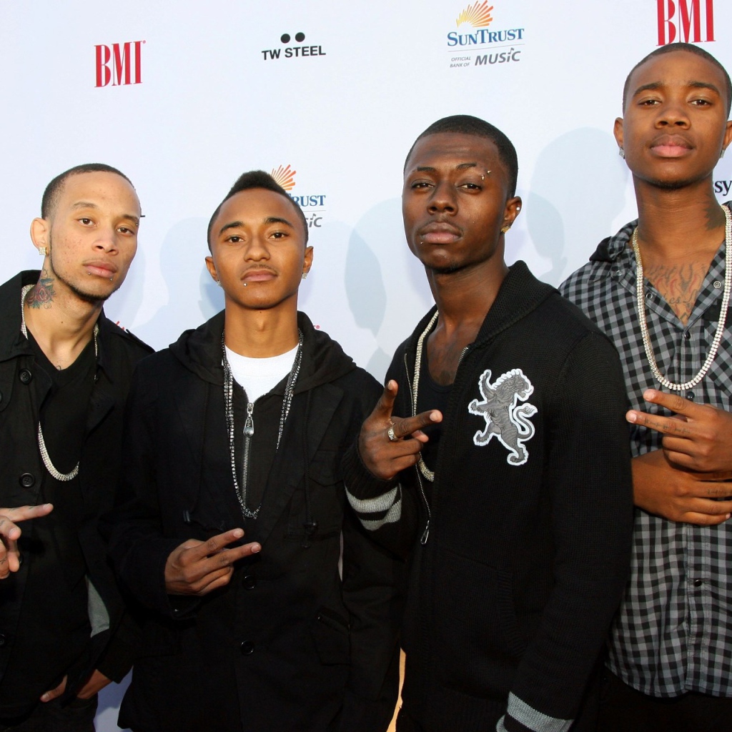 Парни, стиль swag