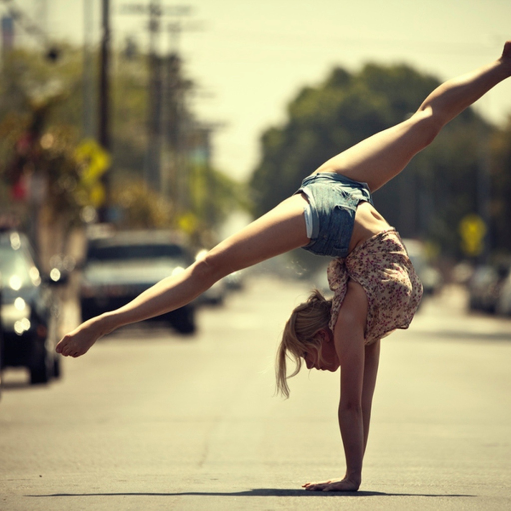 Гимнастка на дороге