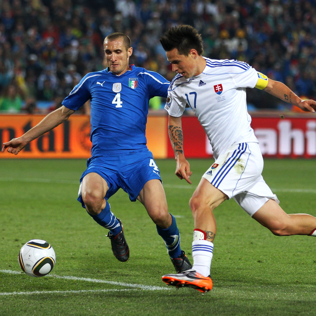 Ювентус Джорджо Кьеллини борется за мяч