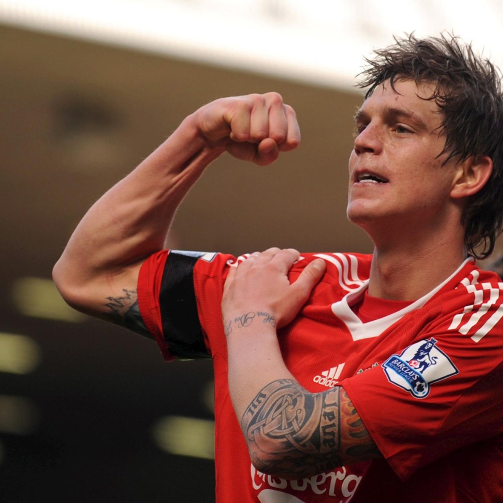 Ливерпуль Даниэль Аггер показывает свои мускулы