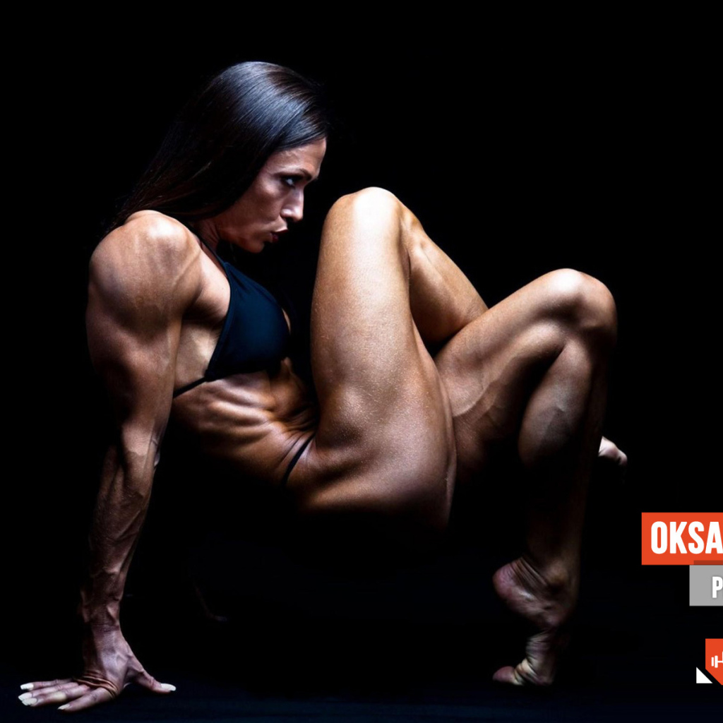 Мастер по фитнесу на черном фоне