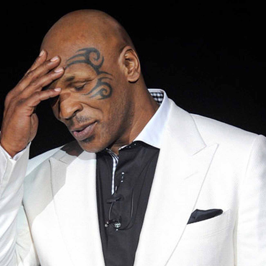 Майк Тайсон в белом костюме