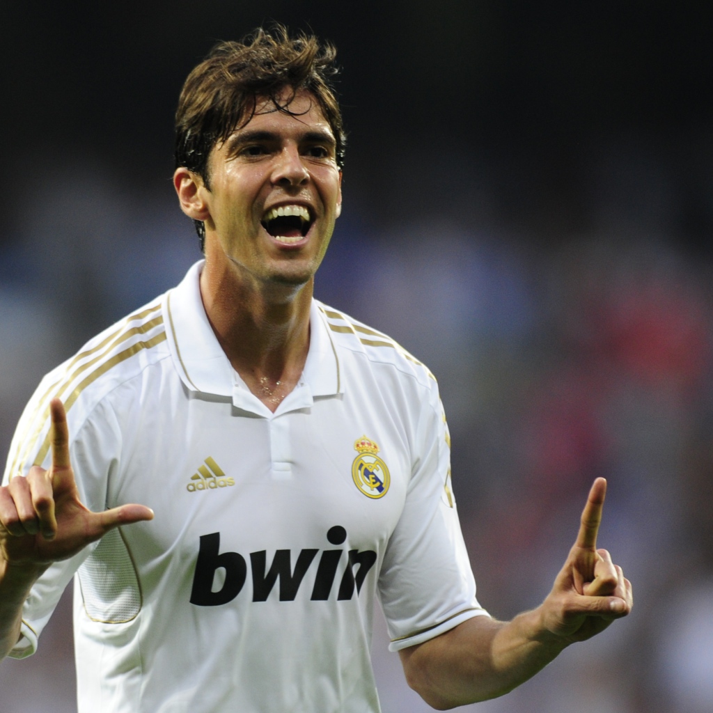  Милан Кака в белой футболке