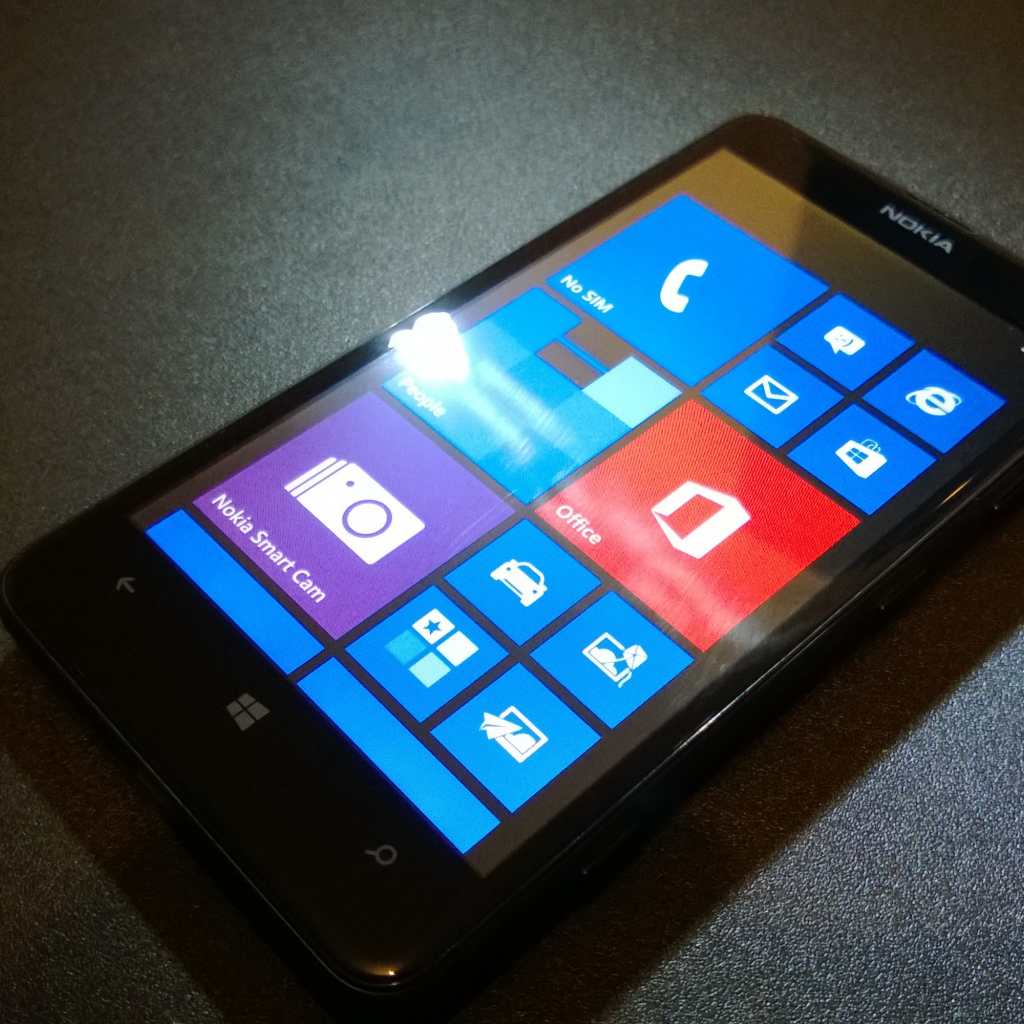 Nokia Lumia 625 на сером столе
