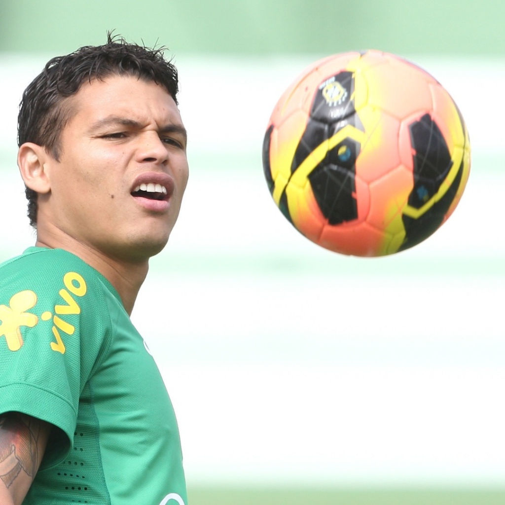 ПСЖ Тиаго Силва смотрит на мяч