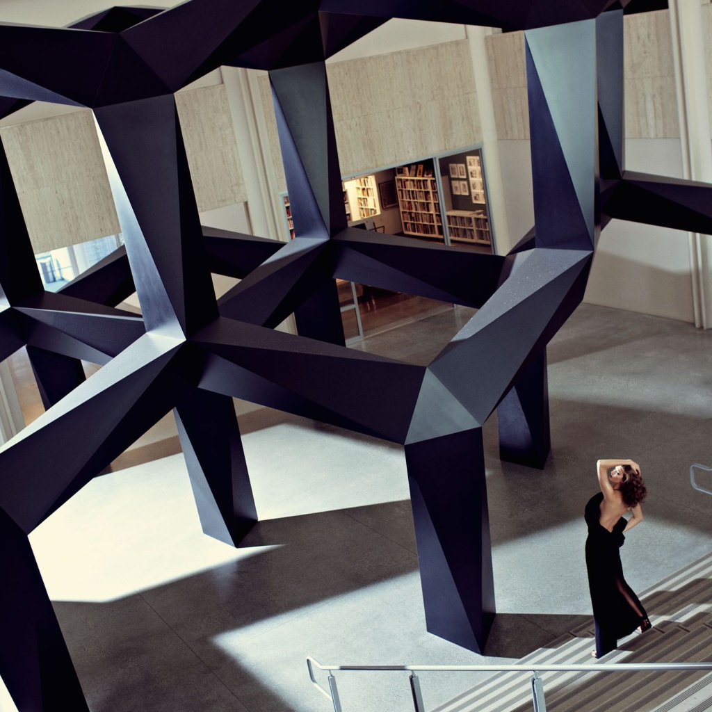 Фотография девушки на фоне креативной конструкции