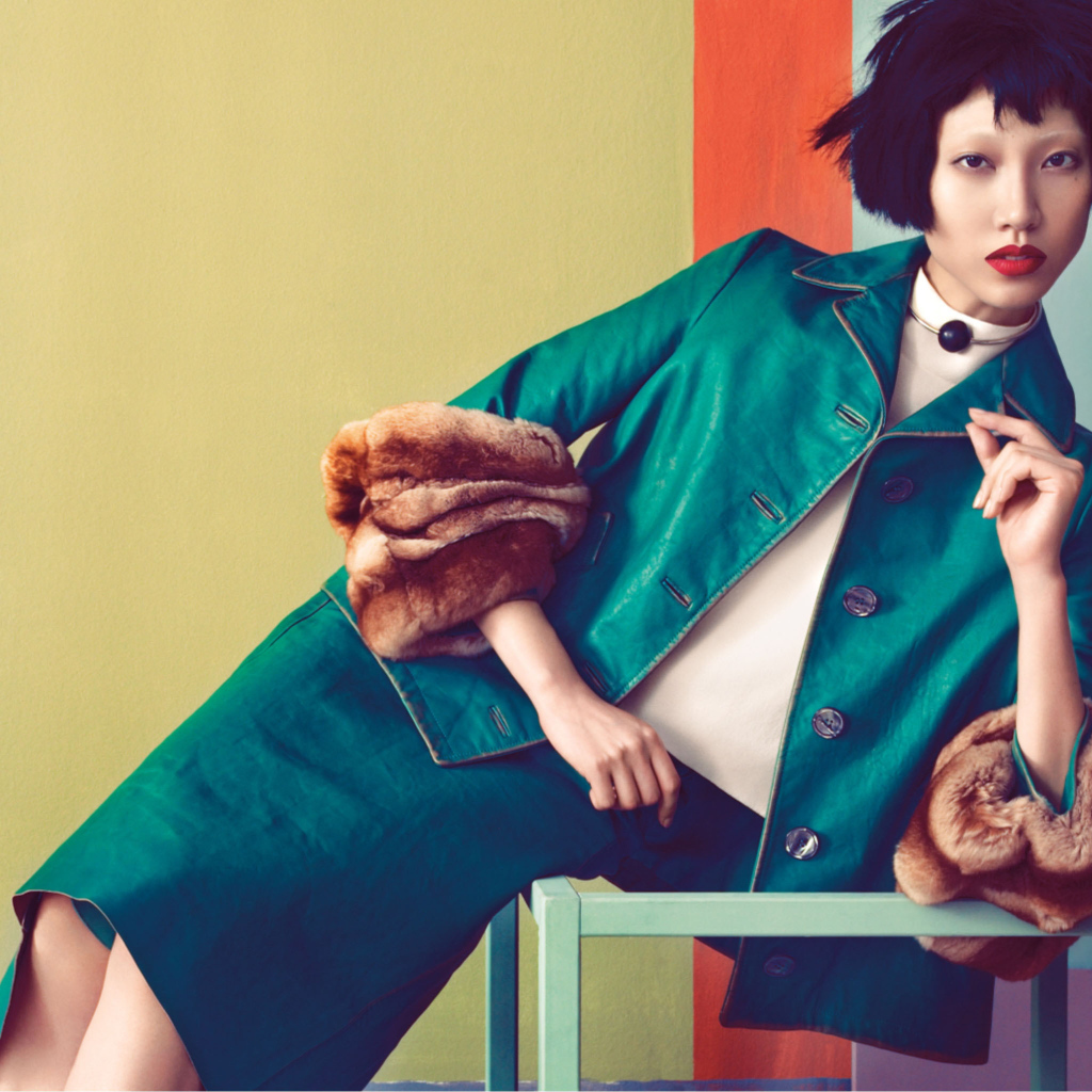 Фотография девушки на ярком фоне 