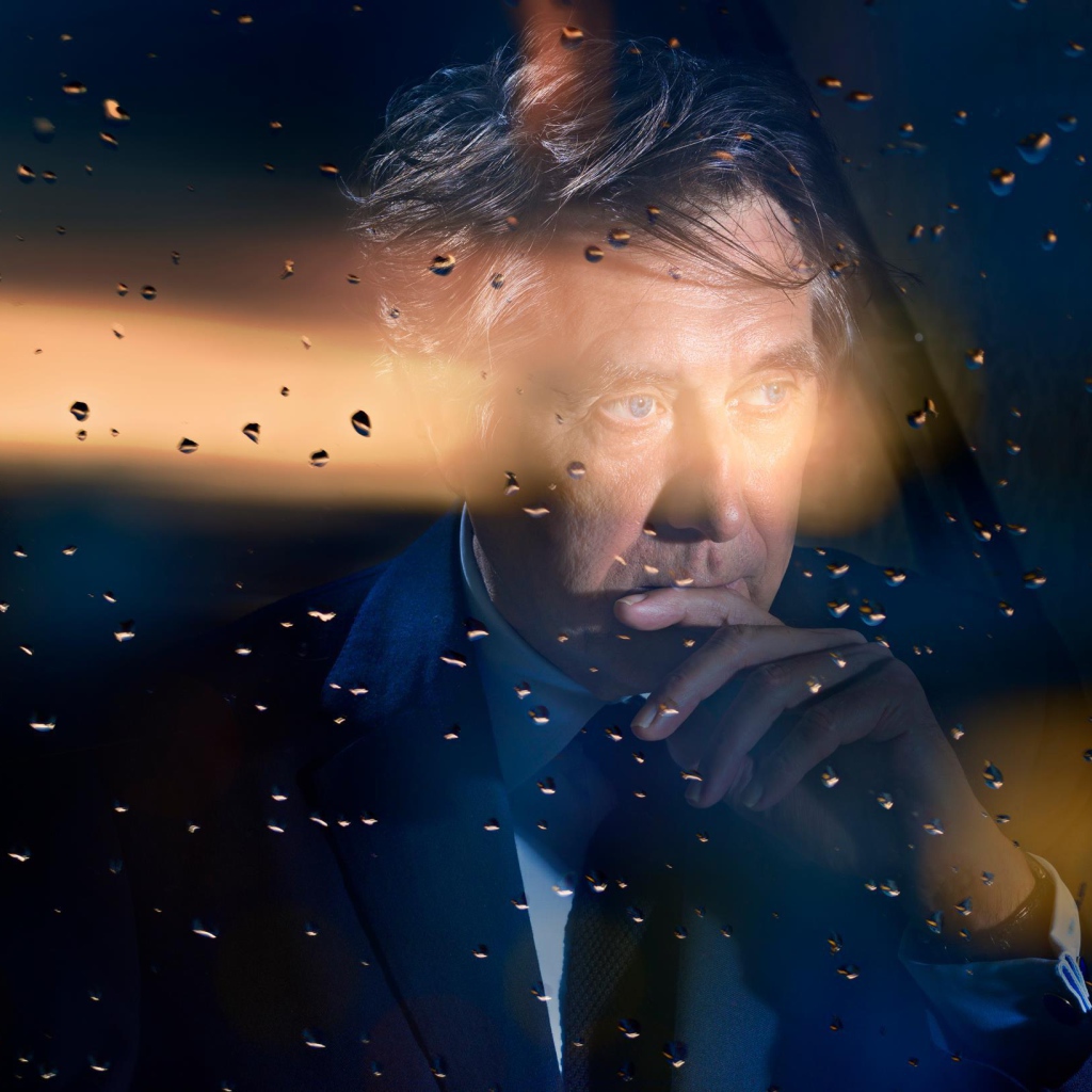 Фотография мужчины через стекло